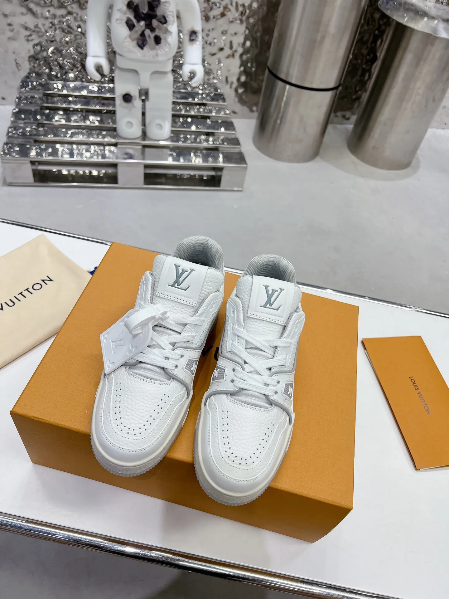 👟👟Ex-factory price 840👟👟 LV top version 2023 new model. Purchasing quality LV~Louis Vuitton Lv TRAINER's best-looking sneakers, Donkey Brand strongly recommends new products, official website limited edition retro basketball sneakers! Both high-cut and low-cut products cost money to purchase an accurate 1:1 replica of the original version. The details are invincible and full of sincerity. The imported and customized original cowhide leather is the same as the original version. The details are 100% restored. The private model customizes the original one-piece T👟👟 ex-factory price U outsole. It is different from other brands. Without the original version, this effect cannot be achieved!    Men's and women's models 35-40 39-45 (45 and 46 are customized and cannot be returned or exchanged)